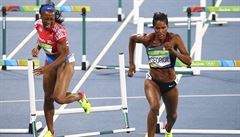 Portorianka Jasmine Camachová-Quinnová v seminifinále 110 metr pekáek...
