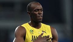 Usain Bolt slaví triumf na dvoustovce.