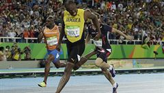 Usain Bolt vítzí v bhu na 200 metr.