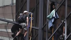 Přísavky a jistící lano. Policie zadržela muže, který lezl po Trumpově mrakodrapu