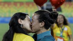 Brazilská ragbistka oslavuje své zásnuby s Marjorie Enyaovou.