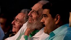 Bývalý vdce Fidel Castro, souasný prezident Raul Castro a venezuelský...