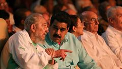 Devadesátiletý Fidel Castro s Nicolasem Madurou.