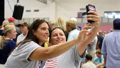 Jennifer DiTroia a její manelka Jessica si poizují selfie na sjezdu...