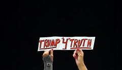 Transparent, který drí fanouek Donalda Trumpa na sjezdu ve stát Connecticut...