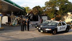 Policejní hlídky ped vypálenou benzinovou pumpou ve mst Milwaukee.