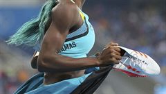 Shaunae Miller oslavila své vítzství s fanouky po závod bez bot,