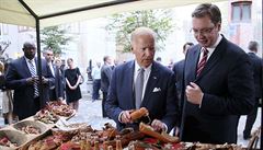 Srbský premiér Vucic a americký viceprezident Biden si nali bhem prohlídky...