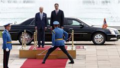 Americký viceprezident navtívil Blehrad. Na snímku se srbským premiérem...
