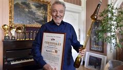 Zpvák Karel Gott vstoupil do Rekordmanské sín slávy. Certifikát za nejvtí...