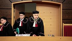 Pedsedu ústavního soudu Andrzeje Rzepliského (vpravo) vyetuje nyní polská...