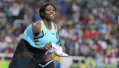 Shaunae Millerová z Baham se raduje z triumfu na trati 400 metr.