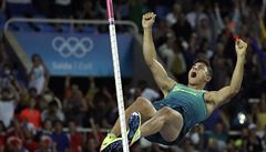 Thiago Da Silva se raduje ze senzaního zlata v olympijském rekordu.