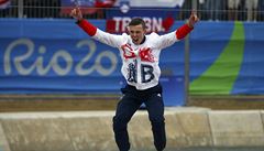 Brit Joe Clarke a jeho oslavné gesto ze zlaté medaile.