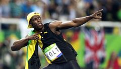 Usain Bolt a jeho typické gesto.