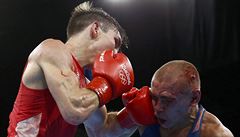 Irský boxer Michael Conlan bhem tvrtfinálového souboje s Vladimirem...