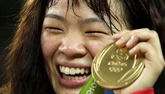 astná japonská zápasnice Risako Kawai se zlatou medailí na krku