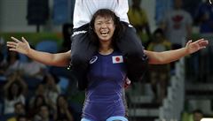 Japonská zápasnice se svým trenérem na zádech.