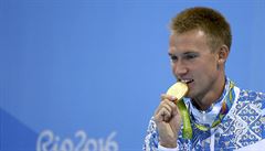 Kazaský plavec Dmitrij Balandin se zlatou medailí z Ria.