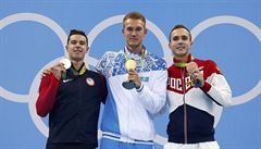 Medailisté závodu na 200 prsa: bronzový Amerian Joshua Prenot, Dmitrij...