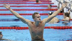 Kazach Dmitrij Balandin se raduje z triumfu na plavecké trati 200m prsa.