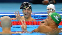 Michael Phelps (s ernou epicí) vtipkuje se stíbrnými kolegy Laszlo Csehem...