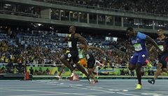 Usain Bolt se bije v prsa jet ped cílem. U ví, e má dalí olympijské zlato.