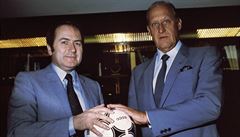 Joao Havelange (vpravo) na archivním snímku s pozdějším prezidentem FIFA Seppem... | na serveru Lidovky.cz | aktuální zprávy