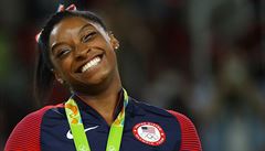 Simone Bilesová a její zlatá medaile z prostných.