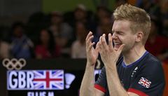 Marcus Ellis se raduje z bronzové medaile v badmintonové tyhe, kterou vydel...