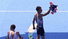 Alistair Brownlee a Jonathan Brownlee v cíli olympijského triatlonu.