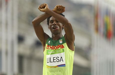 Etiopan Feyisa Lilesa a jeho gesto v cíli.