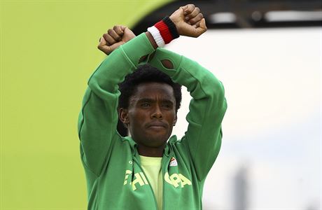 Etiopan Feyisa Lilesa a jeho gesto.