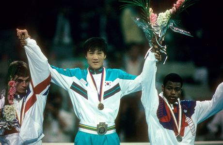 Korejský boxer Park Si-hun se zlatem, vpravo na snímku Roy Jones Jr.