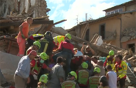Záchranái vytahují z dom v Amarice peiví po zemtesení.