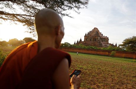 Buddhistick mnich pobl ponienho chrmu