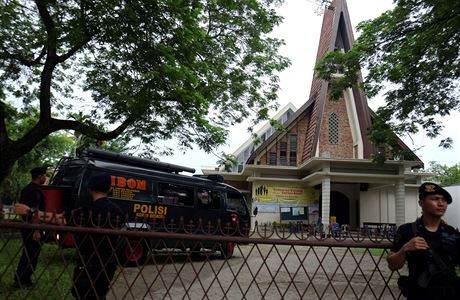 Indonéská policie hlídkuje ped kostelem, ve kterém se chtl útoník odpálit