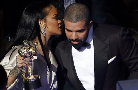 Drake hovoí s  Rihannou bhem pedávání cen MTV.
