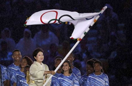 Starostka Tokia Yuriko Koikeová mává s olympijskou vlajkou.