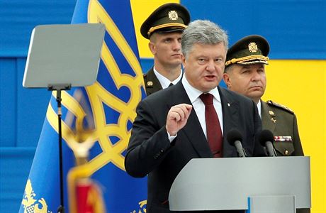 Projev Petra Poroenka (uprosted) k 25. vro ukrajinsk nezvislosti. Vpravo...