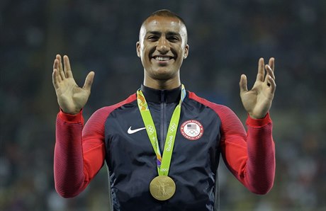 Americký desetiboja Ashton Eaton se svým zlatem.