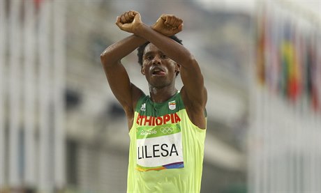 Etiopan Feyisa Lilesa a jeho gesto v cíli. | na serveru Lidovky.cz | aktuální zprávy
