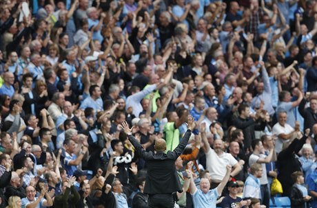 Pep Guardiola slaví dalí ligový triumf.