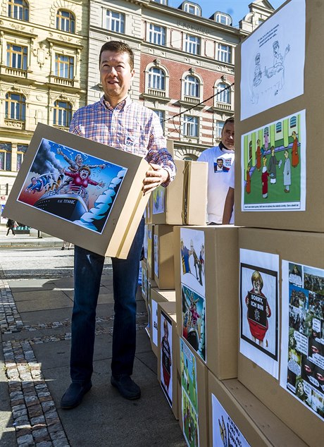 Tomio Okamura s jedným z posmných plakát.