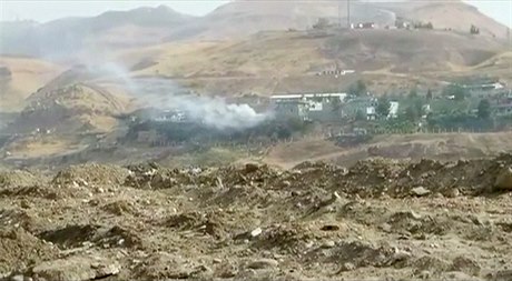 Kou stoupá z místa exploze v tureckém Cizre.