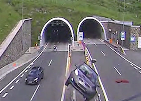 Letící auto u slovenského tunelu.