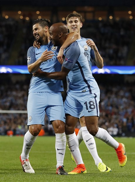 Hrái Manchesteru City slaví gól Delpha proti Steaue