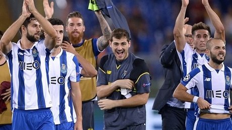 Fotbalisté FC Porto slaví postup do základní fáze Ligy mistr, uprosted...