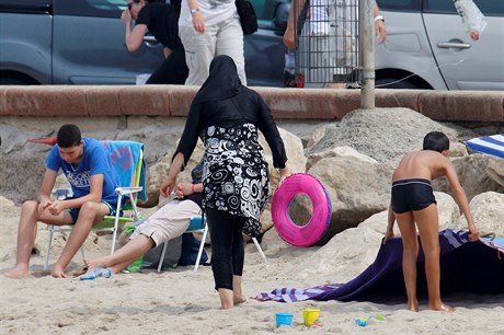 Burkini nechávají en odhalený pouze obliej, ruce a nohy.