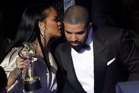 Drake hovoří s  Rihannou během předávání cen MTV.